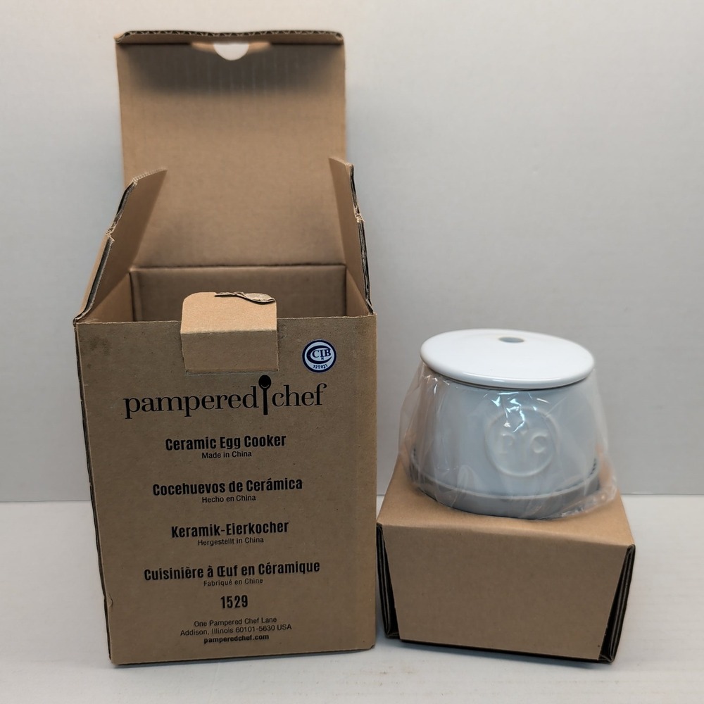 Pampered Chef Ceramic Egg Cooker 1529 White with Silicone Sleeve and Lid